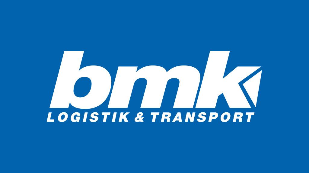 weißes bmk Logistik & Transport Logo auf blauem Grund
