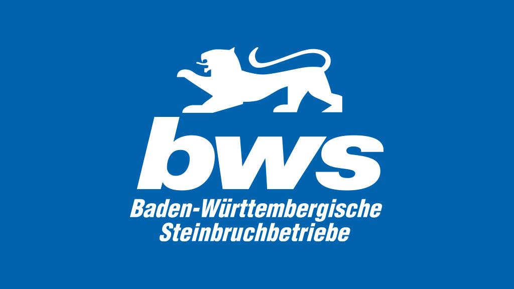 weißes Baden-Württembergische Steinbruchbetriebe Logo auf blauem Grund
