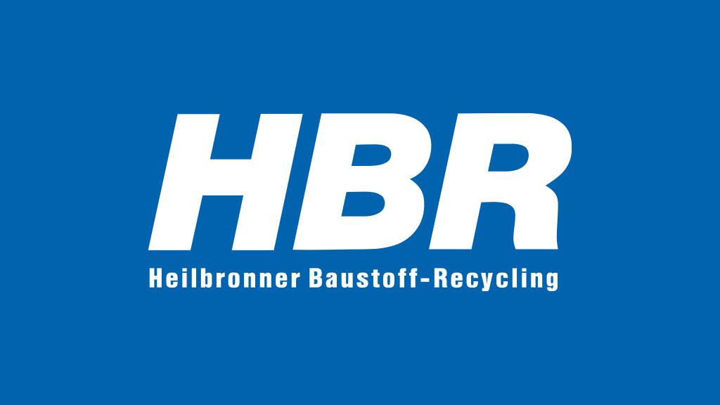 weißes Heilbronner Baustoff-Recycling Logo auf blauem Grund