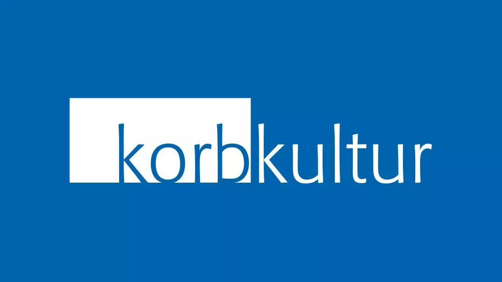weißes Korbkultur Logo auf blauem Grund