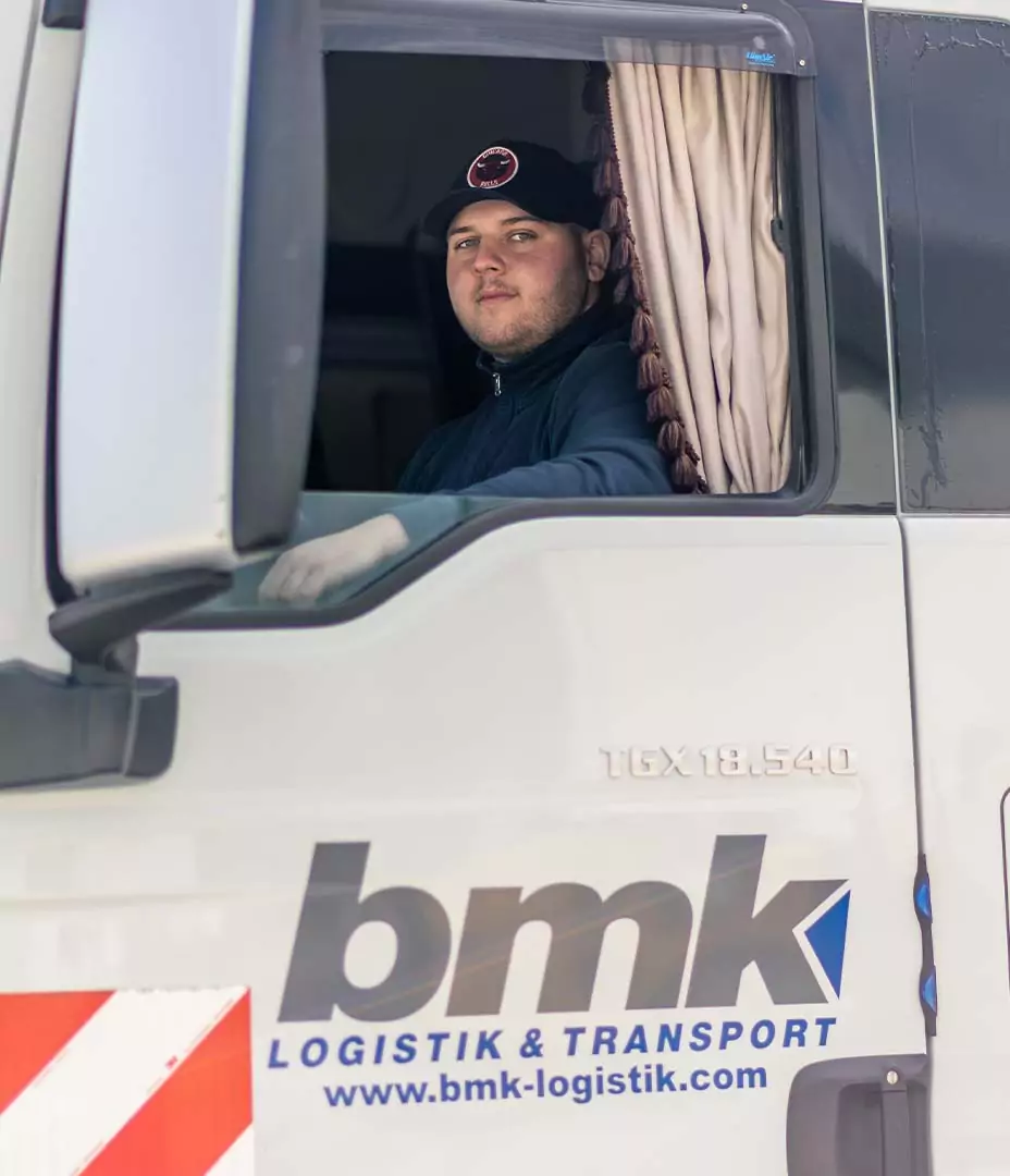 Bild durch das Fenster Tim Krottenthaler im Fahrerhaus eines bmk LKW