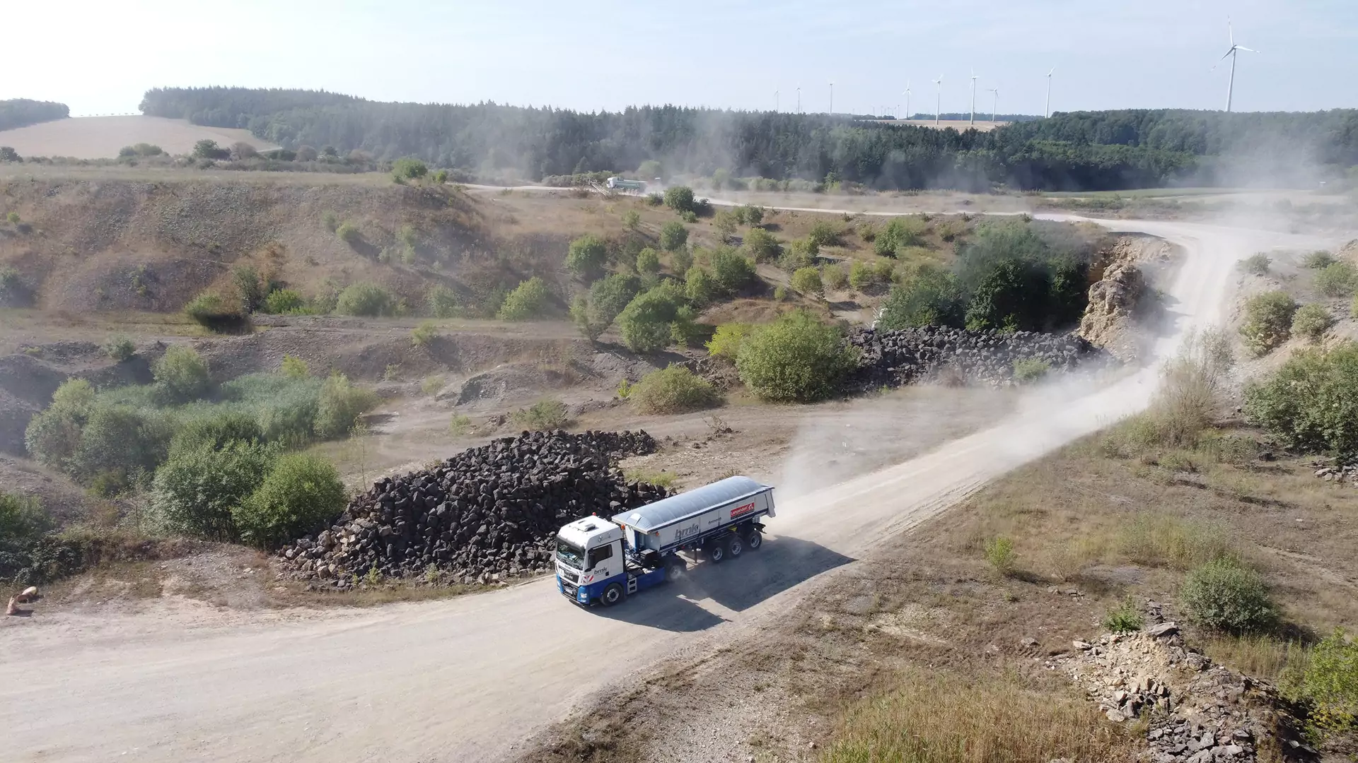bmk Logistik & Transport LKW auf Schotterstraße in der Natur