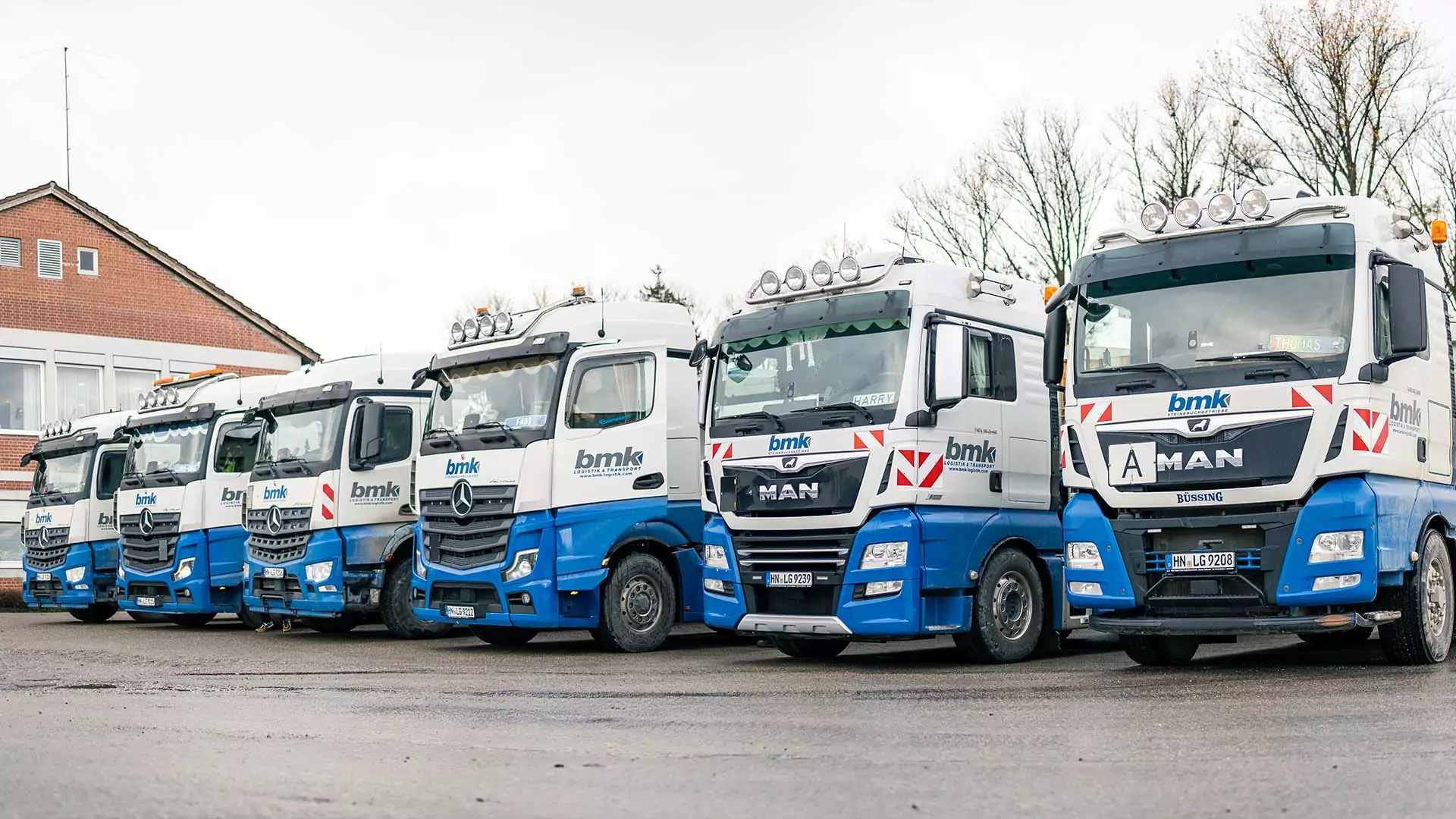 Bild von sechs nebeneinanderstehenden bmk Lastkraftwagen